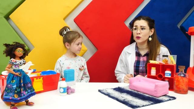 Игрушки Энканто в Мегаклинике: Мирабель простудилась. Видео для детей — лечим игрушки!