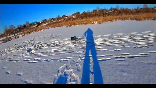 КАК ЛОВИТЬ ОКУНЯ по последнему льду смотреть онлайн