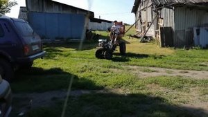 Перевозка сена мотоблоком с самосвальным прицепом