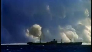 Корабль тонет 100 человек на борту.