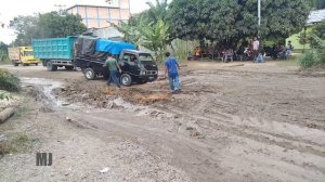 Truk Mitsubishi Fuso Super Great Di Jalan Berlumpur - Perjuangan Sopir Truk Besar Di Jalan Berlumpu