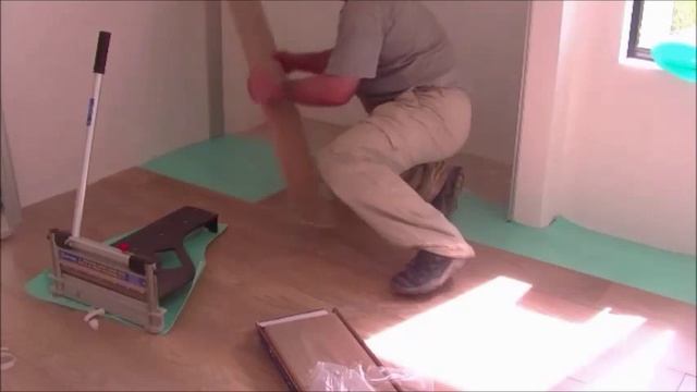 How to install laminate flooring, cutting laminate flooring  with a guillotine.mp4