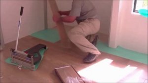 How to install laminate flooring, cutting laminate flooring  with a guillotine.mp4