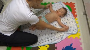 КАК НАУЧИТЬ РЕБЕНКА ПЕРЕВОРАЧИВАТЬСЯ гимнастика с трёх месяцев