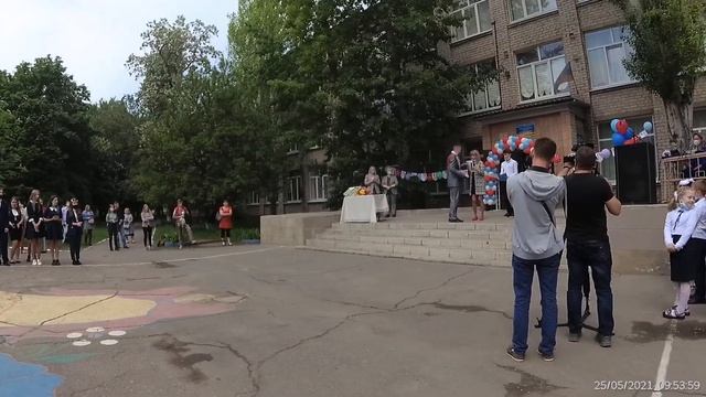 Луганск, Школы отпраздновали Последний Звонок, Школа 40 / Часть 2 / 25 мая 2021 смотреть онлайн