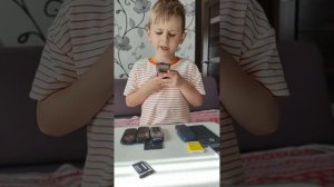 видео про старые телефоны. маленький коллекционер. ставим лайки #телефоны #малыши #коллекция #нокия