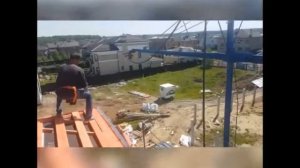 Как поднять металлочерепицу на крышу дома?