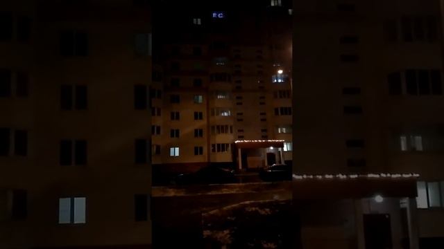 Гирлянда на балкон. Вид с улицы. смотреть онлайн