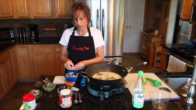 Thai Lemongrass Soup (Tom Yam) Cooking Video смотреть онлайн