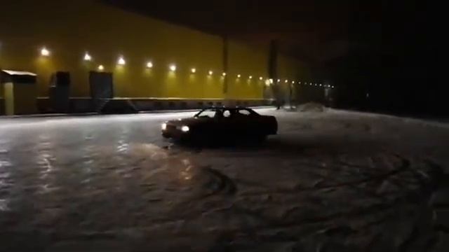 Russian girl drifting (Nissan Laurel HC34)