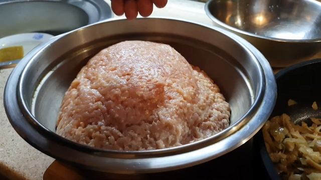 Нежные куриные котлеты с начинкой из грибов и капусты. смотреть онлайн