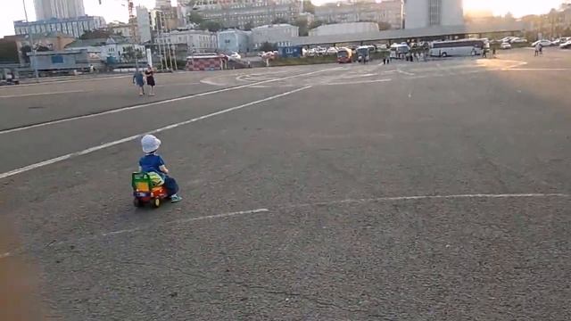 Ярик кормит голубей на площади смотреть онлайн