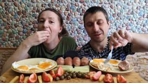 СЕМЕЙНЫЙ МУКБАНГ САРДЕЛЬКИ И ЖАРЕНЫЕ ЯЙЦА | FAMILY MUKBANG SAUSAGES AND FRIED EGGS #sausages