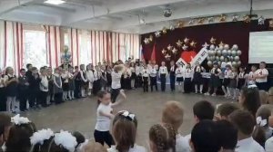 Танец под песню Учат в школе