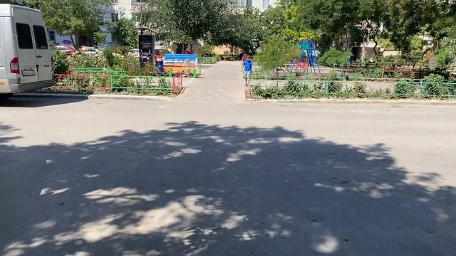 "ОСОБЕННЫЙ" РЕБЕНОК НА ПРОГУЛКЕ.ЛЕТНИЕ БУДНИ МНОГОДЕТНОЙ СЕМЬИ