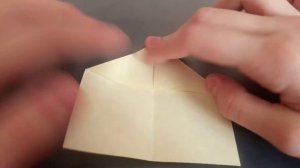 Как собрать быстрый самолётик из квадратного листа бумаги.