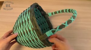 Корзинка из газетных трубочек с переплетенной  ручкой