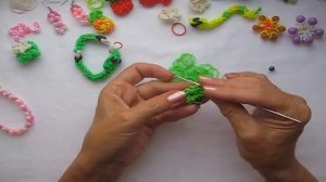 мои браслеты и фигурки из резинок. Без станка.Подарки своими руками Поделки с детьми!