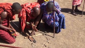 Как Масаи разжигают огонь _ How the Maasai start a fire