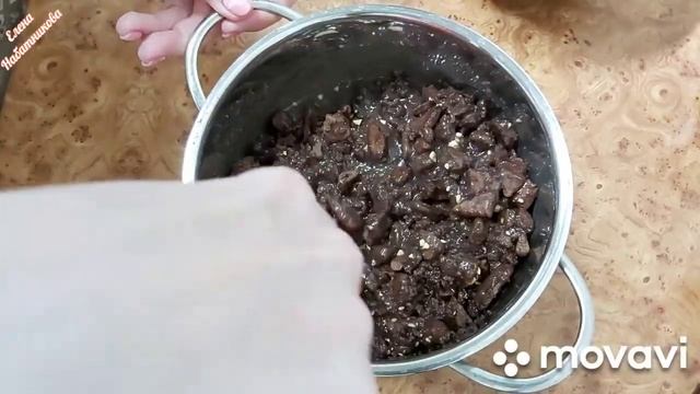 Шоколадная колбаска из печенья с солеными орешками.