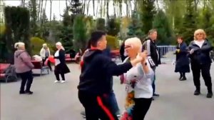 ВДАЛЕНI ЗА СЕЛОМ,ТАМ ЖИВЕ КРАСУНЯ???ХАРЬКОВ ТАНЦЫ В ПАРКЕ 2023