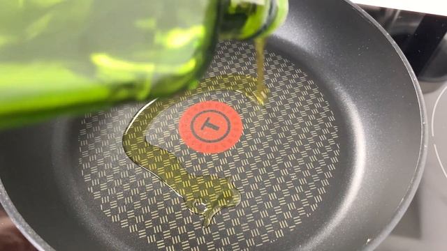 Быстрый и полезный завтрак. Яичница с пармезаном и помидорами за 30 сек. смотреть онлайн