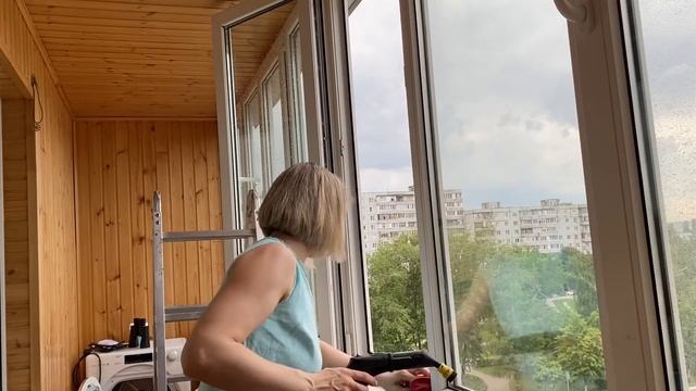 Мою окна пароочистителем с насадкой для стёкол.