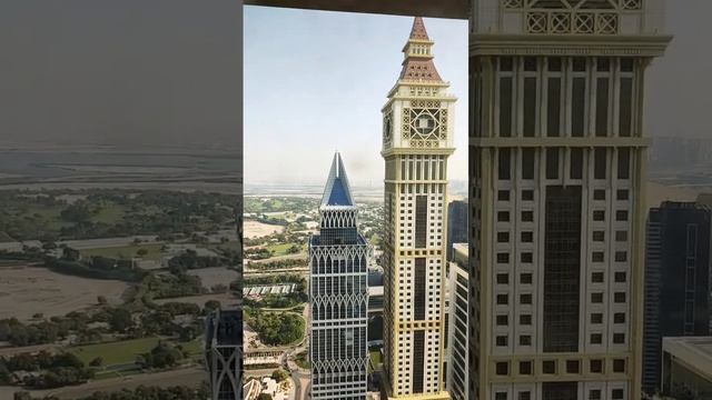 Вид с 61-го этажа. Дубаи, ОАЭ. Шейх Заед Роад. A view from 61 floor. Dubai UAE, Sheikh Zaed Rd.