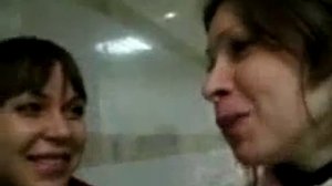 Девушки кушают в ресторане