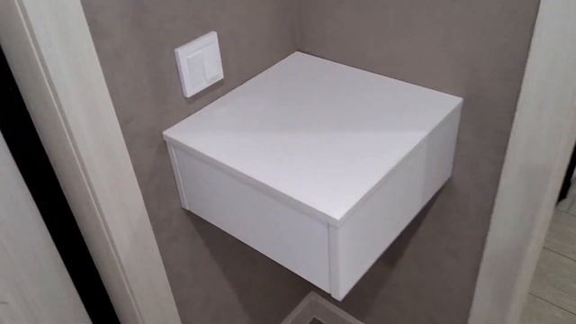 Встроенные шкафы-купе белого цвета с черным тонким профилем в потолок | от Мастерской Мебели смотреть онлайн