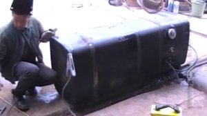 Электродуговая сварка: заварка топливного бака.