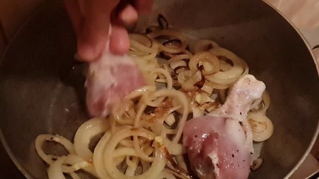 Жареные куриные ножки с карамельным луком смотреть онлайн