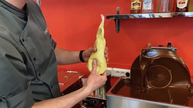 Темперирование «шелком» — прекристаллизация 20 кг шоколада за минуту | CHOCOLOGY смотреть онлайн