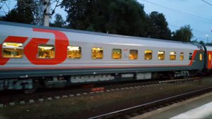 Электровоз ЧС2Т-1005 с вагоном двухэтажного поезда на станции Клин