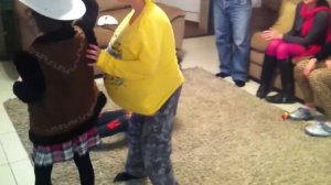 Дети хулиганы веселяться вместе с родителями