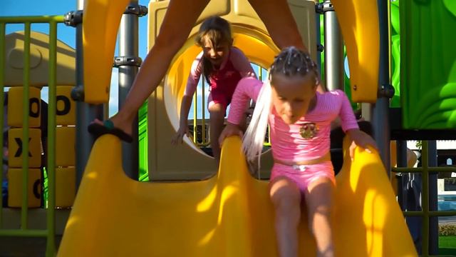 Настя маленькая и папа – их путешествие купаются в бассейне смотреть онлайн