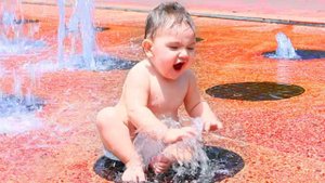 Смешные дети, играющие с водой | Детское видео на улице
