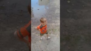 Мальчик купается в луже