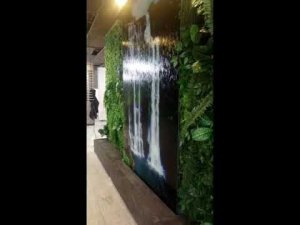 Водопад по стеклу с полноцветным фоном