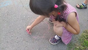 Рисование мелками на асфальте