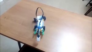 Робот из LEGO Education WeDo 2 0 с датчиком движения