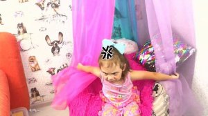 Ева и мама против комаров в своем доме | Детская история