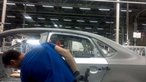 Работа на линии одного из заводов АВТОПРОМА. Кузовной цех, сборка.