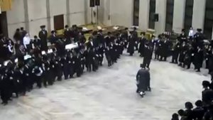 Еврейские раввины танцуют