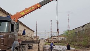 Автомобиль УРАЛ с КМУ в работе