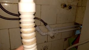 Как "НЕ" стоит устанавливать сифон...Откуда запах канализации на кухне?