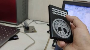 Лазерная гравировка анодированного алюминия ЧАСТЬ 1 линза 100х100