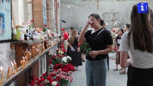 Памяти жертв теракта: 334 белых шара запустили в небо Беслана