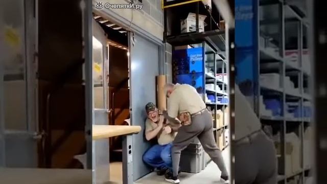 Шутник залаял на приятеля.mp4