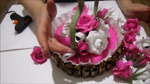 Подарок на 8 марта своими руками. Торт из конфет и роз из гофрированной бумаги.